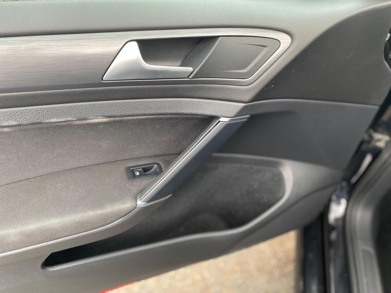 Volkswagen e-Golf VK70WYF