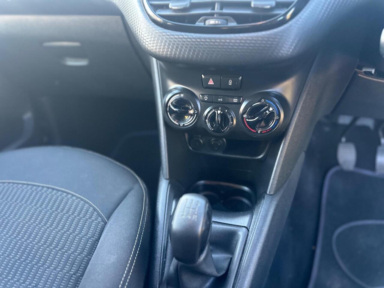 Peugeot 208 AE17UXB